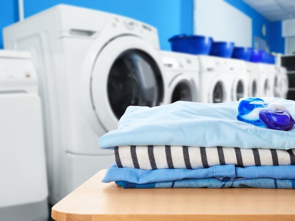Dịch vụ giặt ướt (giặt sấy) thường sử dụng nước và chất tẩy giặt thông thường để làm sạch quần áo.